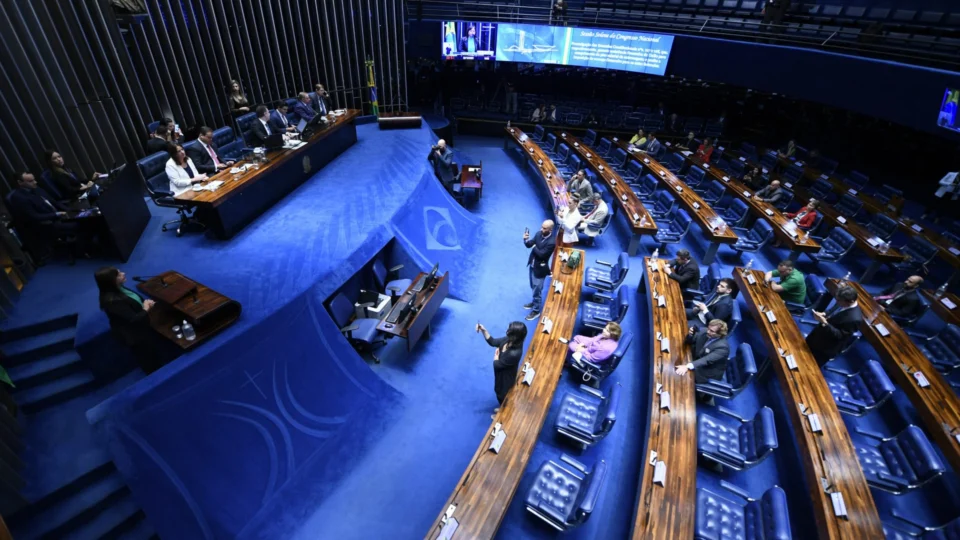 Aprovada no Senado a MP que concede reajuste salarial a servidores federais