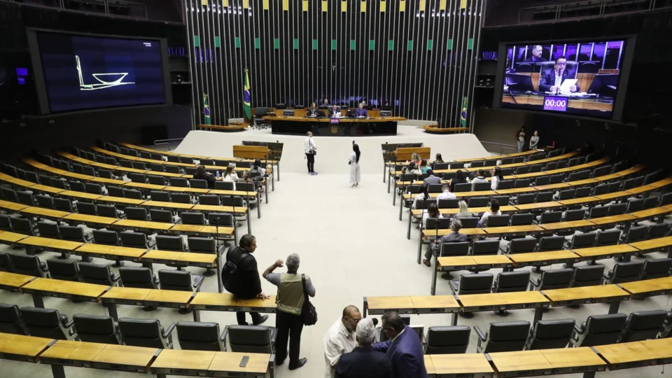 Deputados se posicionam contra proibição de clínicas psiquiátricas a presos