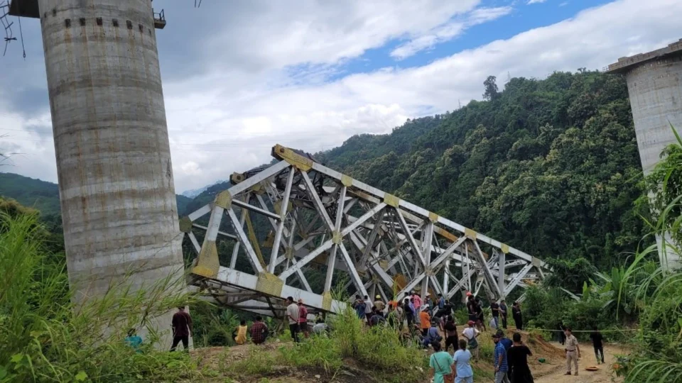Ponte em construção no nordeste da Índia desaba e mata 26 pessoas