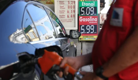 Preço da gasolina sobe para R$ 2,93 por litro nas refinarias; diesel a R$ 3,80