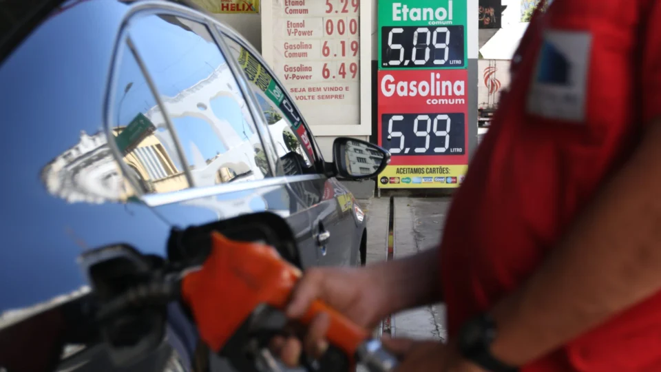 Preço da gasolina sobe para R$ 2,93 por litro nas refinarias; diesel a R$ 3,80