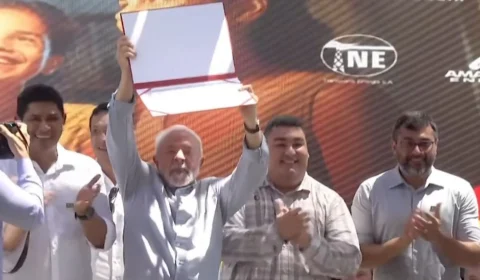 Lula recebe título de cidadão parintinense durante lançamento de Luz para Todos