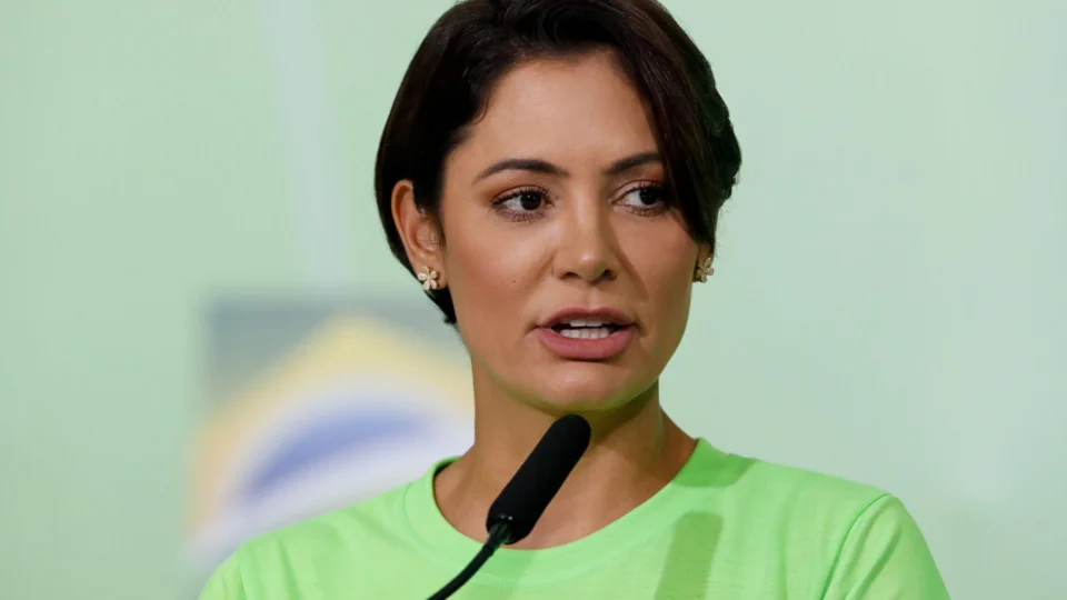 Michelle Bolsonaro diz estar disposta a falar, ‘mas não em local impróprio’