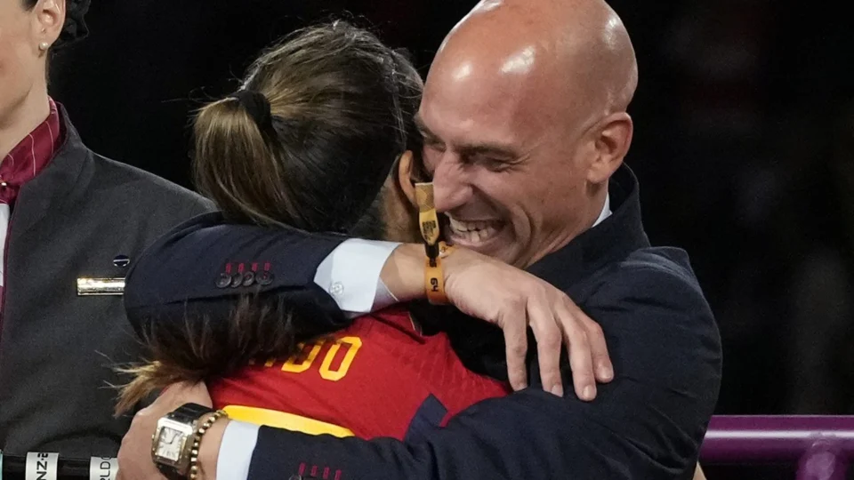 Luis Rubiales é denunciado por violência sexual após beijar jogadora