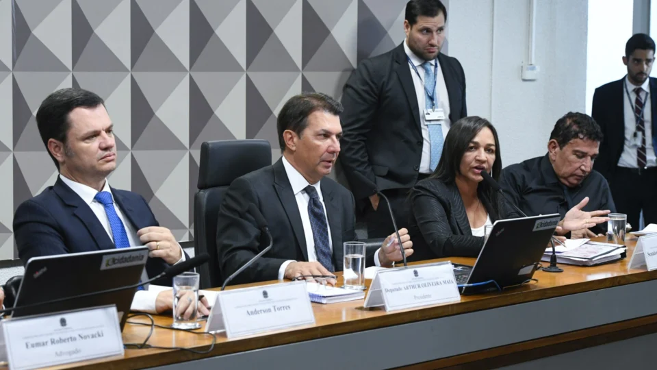 Relatora da CPMI do 8 de janeiro quer acareação entre Torres e delegado da PF