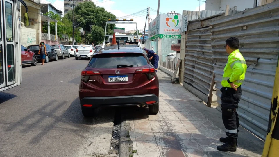 IMMU remove dois veículos por estacionamento irregular no Centro de Manaus
