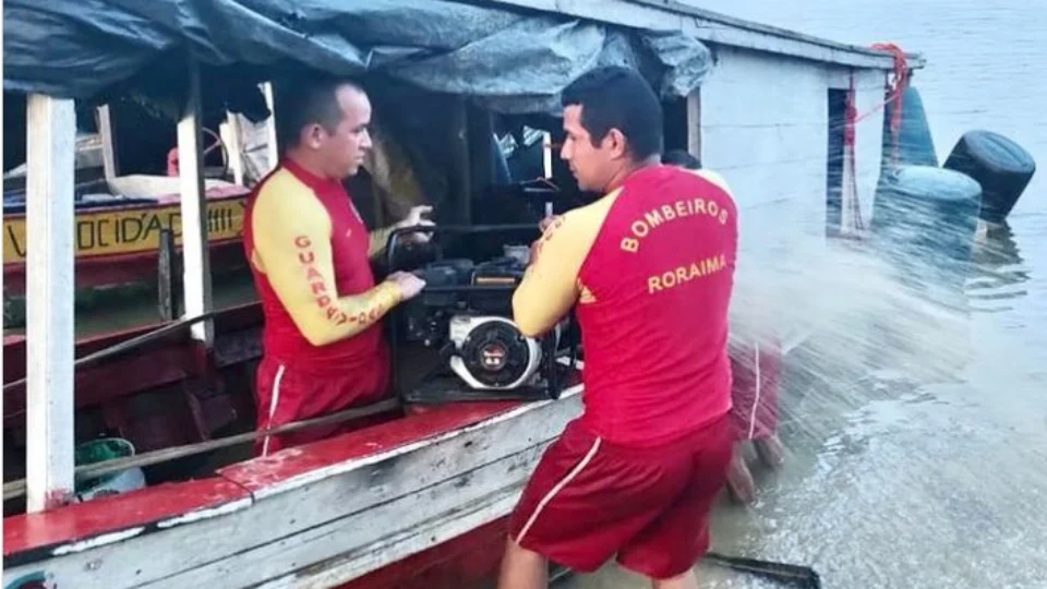 Bombeiros resgatam embarcação de 12 metros em Caracaraí, Sul de RR