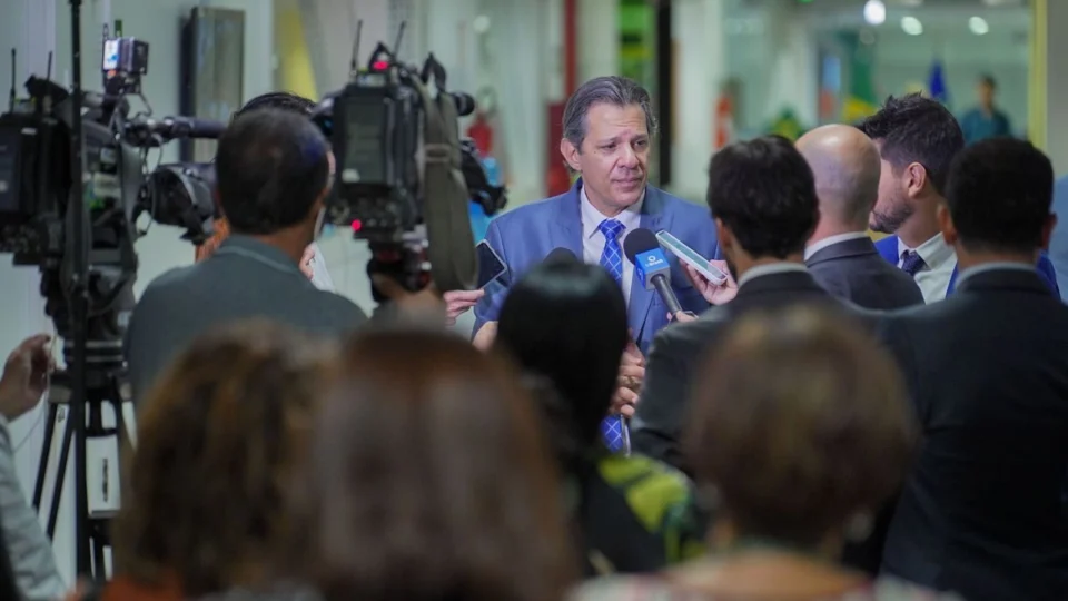 Taxa de juros do cartão de crédito irá “cair muito”, diz Haddad