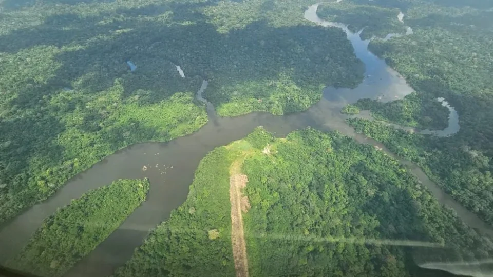 Tripulantes de helicóptero desaparecido na Amazônia são encontrados com vida