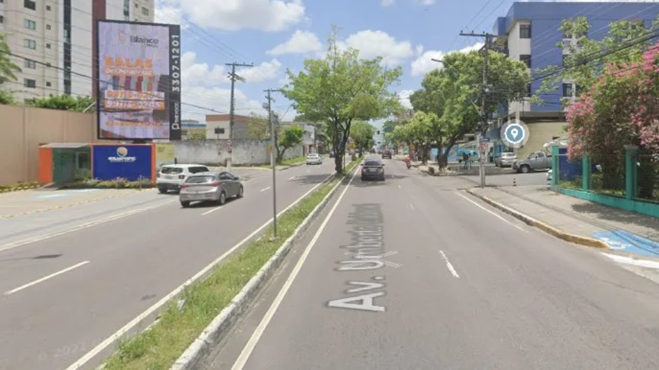 Avenida Umberto Calderaro é interditada durante à noite em Manaus