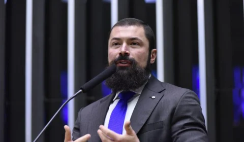 Fardamento escolar deve ser entregue de forma gratuita pelas escolas