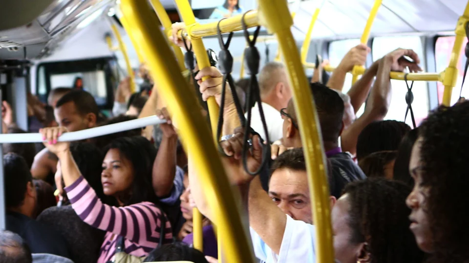 Ônibus: dados apontam que redução de tarifa e tempo de espera motivariam uso