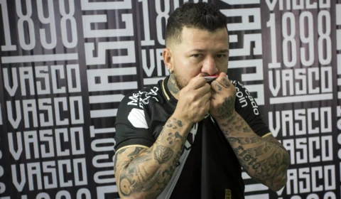 Vasco anuncia o retorno do atacante Rossi até o fim do Brasileirão