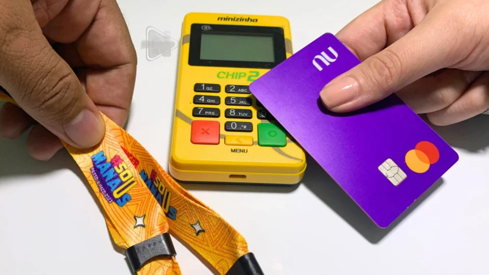 Pulseiras ‘gratuitas’ do #SouManaus são vendidas na internet por até R$ 300