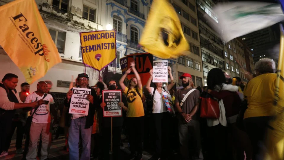 Viúva de garçom morto em Guarujá nega confronto e diz que marido foi executado