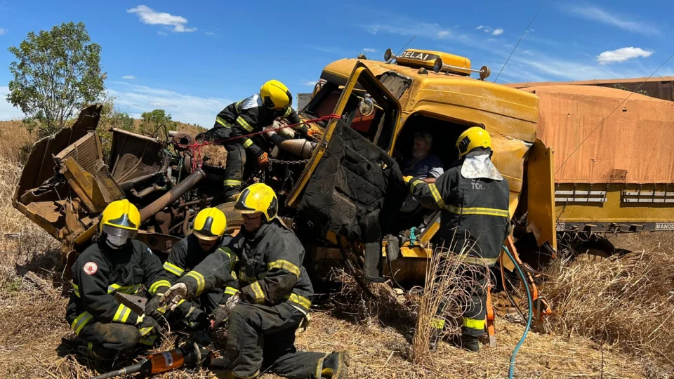 Motorista é resgatado após grave acidente com caminhão trator na TO-080
