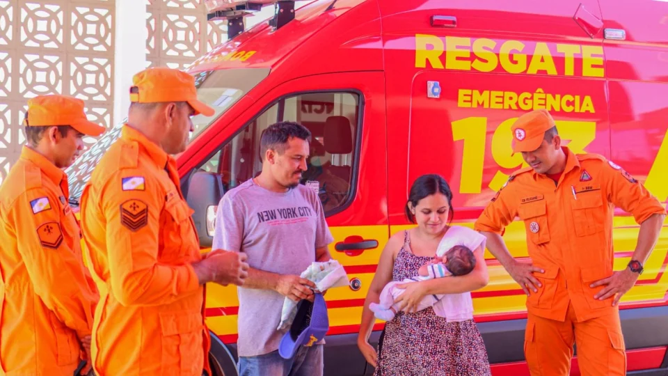 Família visita bombeiros e agradece por socorro em Palmas-TO