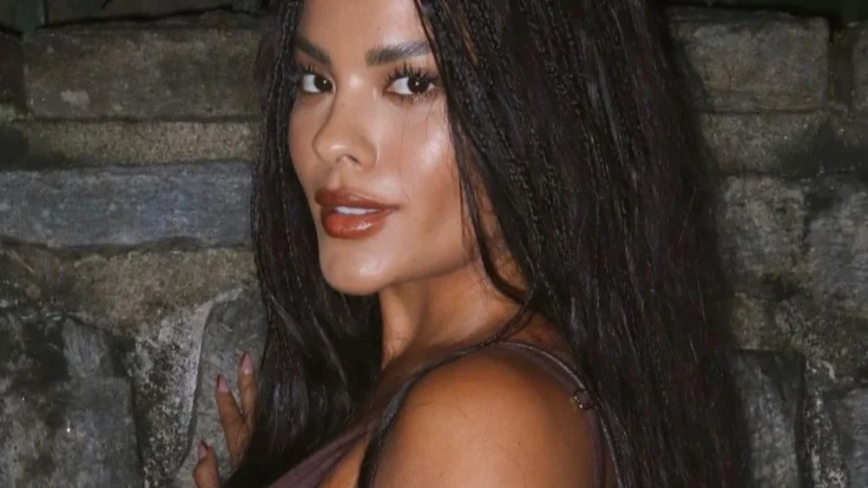 Bella Campos faz tatuagem em homenagem ao namorado, MC Cabelinho; veja