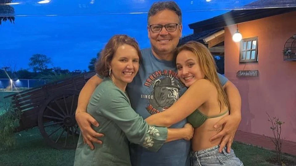 Além de Larissa Manoela, saiba outros 5 famosos que romperam com os pais