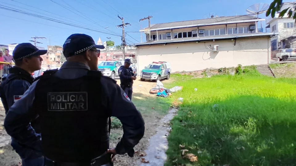 Corpo é encontrado enrolado em lona na Ponte do São Raimundo, em Manaus-AM