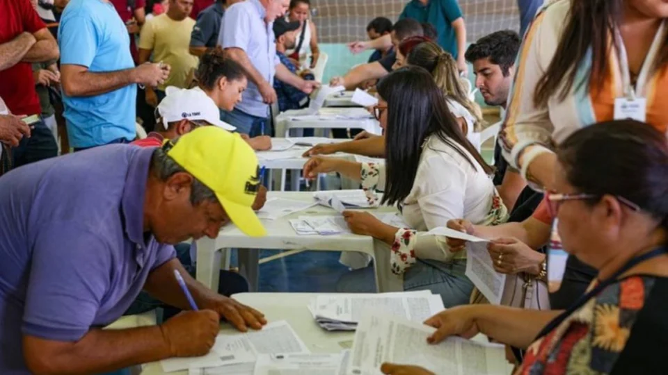 Mais de 300 famílias recebem títulos de regularização fundiária em Palmas