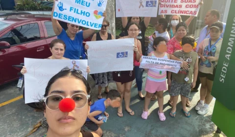 Pais de autistas protestam na sede da Unimed Fama, em Manaus