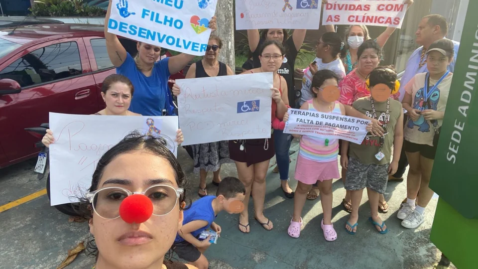 Pais de autistas protestam na sede da Unimed Fama, em Manaus