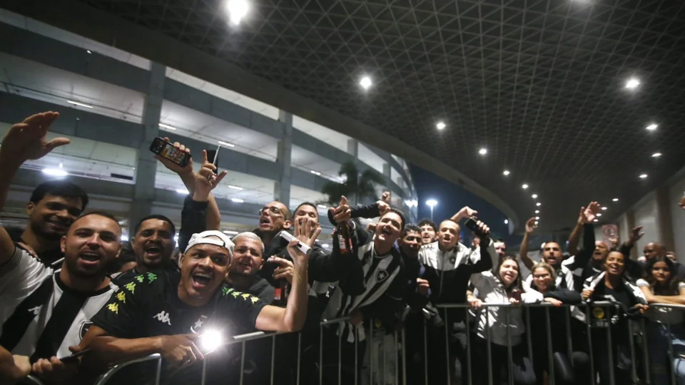 Torcida do Botafogo vai até aeroporto em apoio a equipe após eliminação