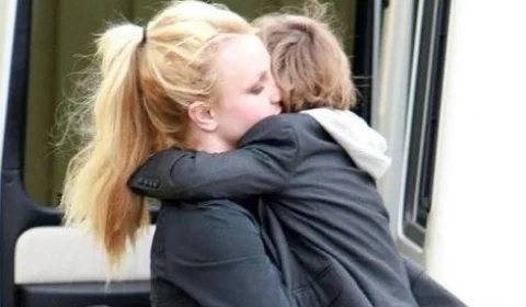 Britney Spears tenta se reaproximar dos filhos; crianças estão no Havaí