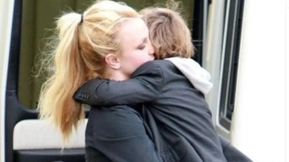 Britney Spears tenta se reaproximar dos filhos; crianças estão no Havaí