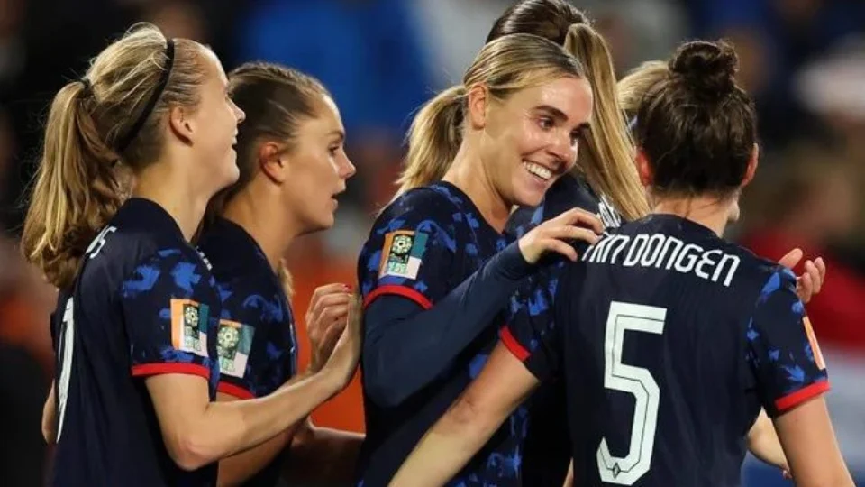 Holanda goleia o Vietnã por 7 a 0 e se classifica para as oitavas de final