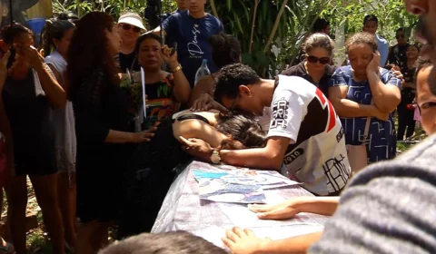 VÍDEO: enterro de jovem assassinada grávida comove parentes e amigos em Manaus