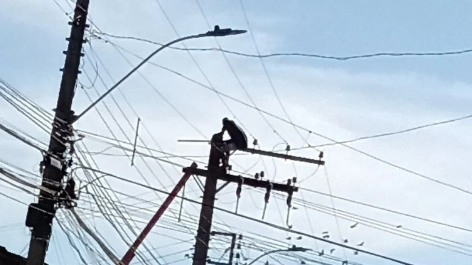 Homem fica mais de 24 horas trepado em poste para fugir da polícia em MG