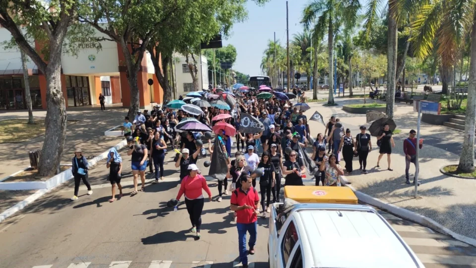 Servidores da educação de Rio Branco encerram greve após decisão judicial