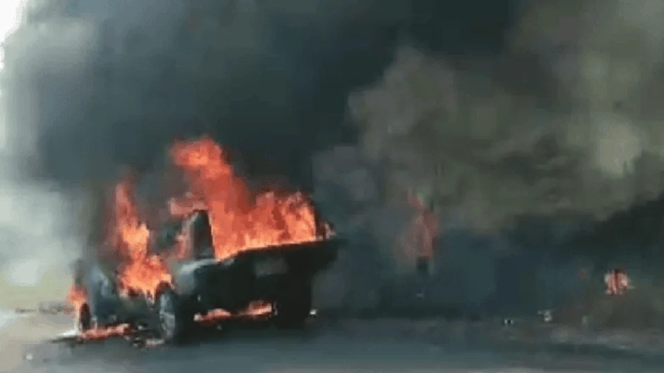 Caminhonete da Secretaria Estadual de Educação pega fogo na BR-364, no AC