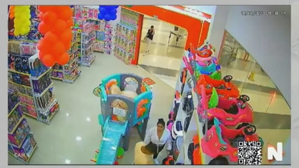 VÍDEO: Casal furta carro de brinquedo em loja de Boa Vista