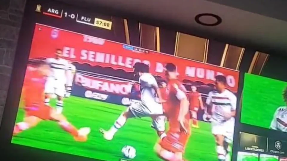 Imagem forte: jogador sofre lesão assustadora em lance de Argentinos Juniors x Fluminense