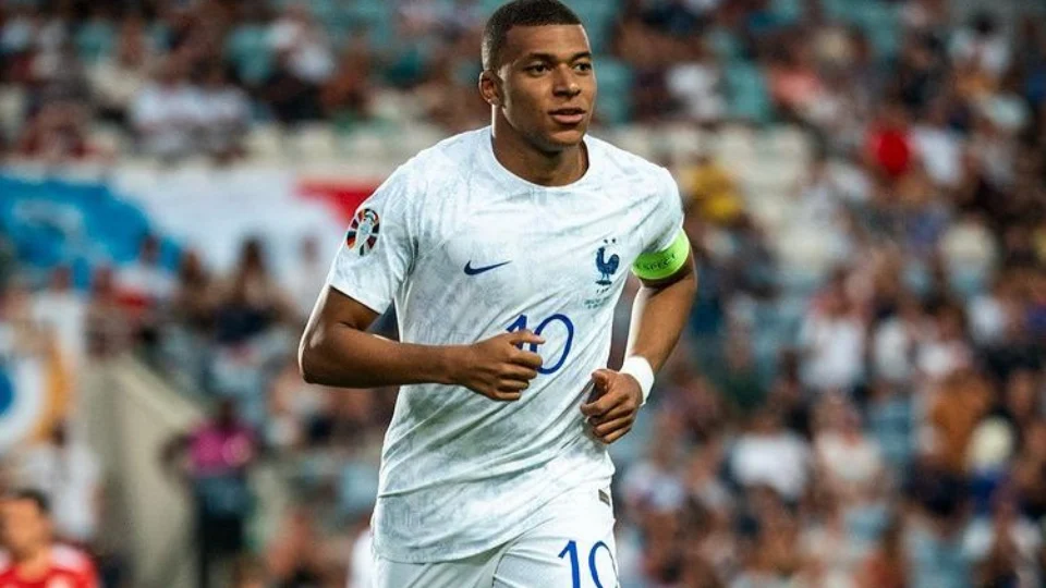 Mbappé renuncia valor milionário para não renovar com PSG