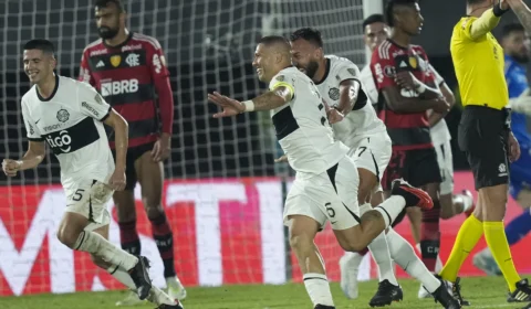 Flamengo se despede da Libertadores, e torcida protesta na chegada ao Rio