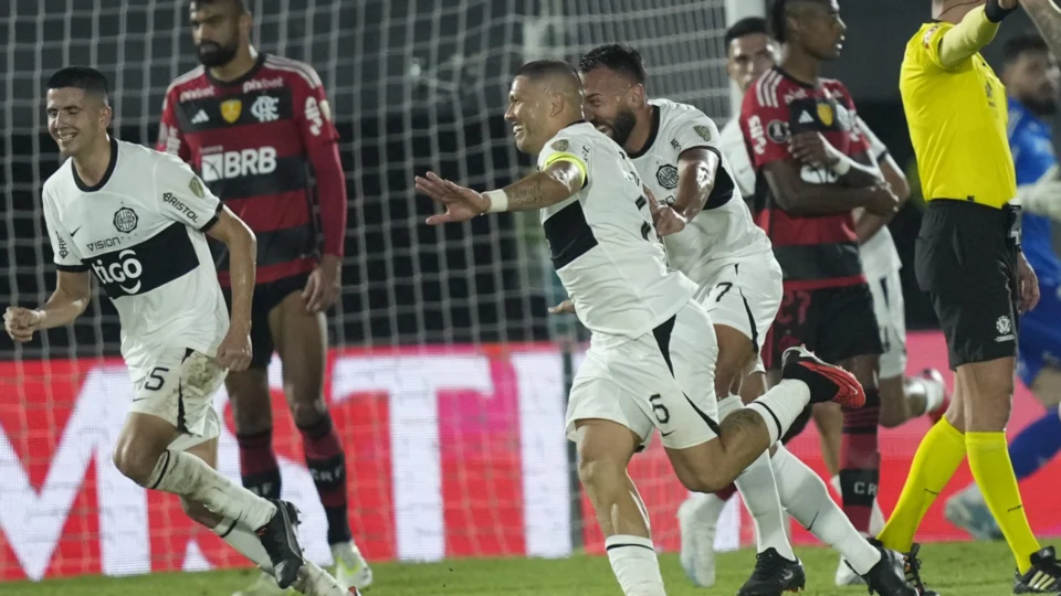 Flamengo se despede da Libertadores, e torcida protesta na chegada ao Rio