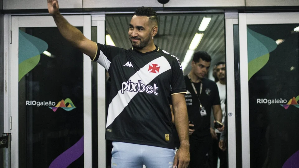 Milhares de torcedores do Vasco recebem Payet no Aeroporto do RJ