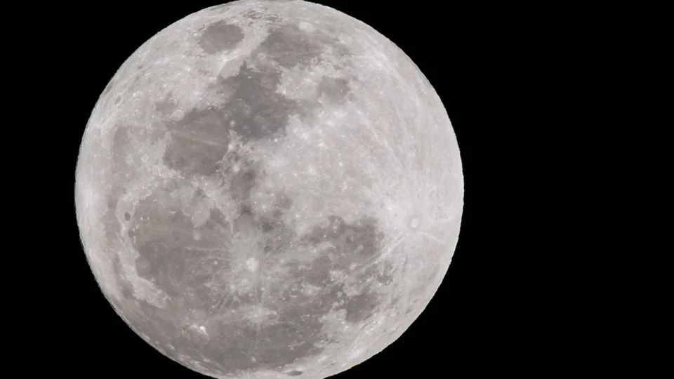 Confira galeria de fotos da segunda superlua de agosto pelo Brasil e mundo