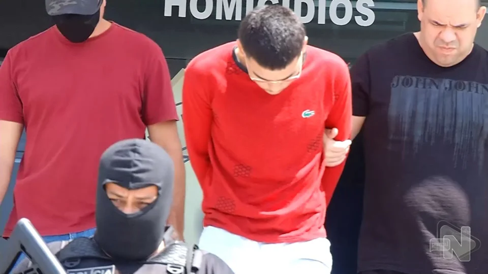 VÍDEO: suspeito de matar dois amigos a tiros em beco é preso em Manaus