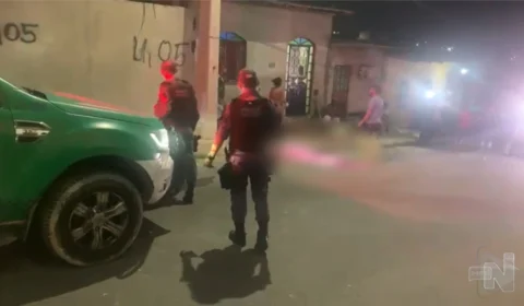 VÍDEO: suspeitos em veículo executam homem em frente de casa em Manaus