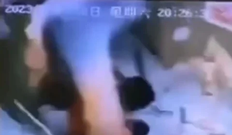 VÍDEO: elevador residencial despenca do 4° andar com três moradores na China