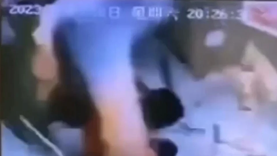 VÍDEO: elevador residencial despenca do 4° andar com três moradores na China
