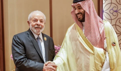 Lula se encontra com príncipe da Arábia Saudita que deu joias a Bolsonaro