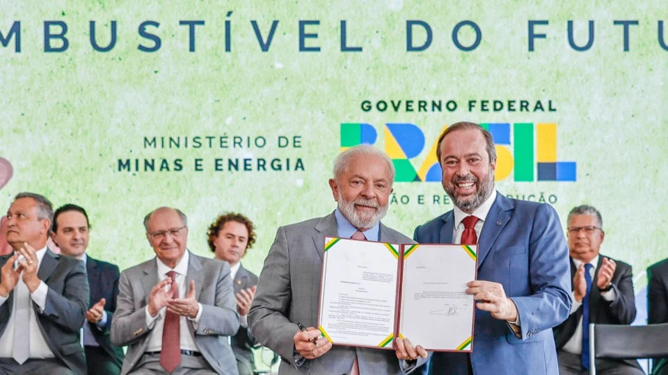 Presidente Lula assina projeto de lei do ‘combustível do futuro’