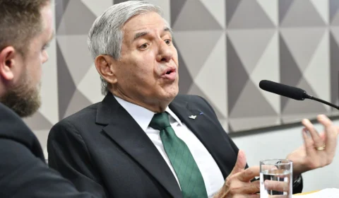 General Heleno se irrita com senadora Eliziane Gama durante CPMI do 8/1