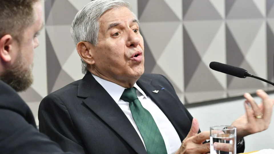 General Heleno se irrita com senadora Eliziane Gama durante CPMI do 8/1